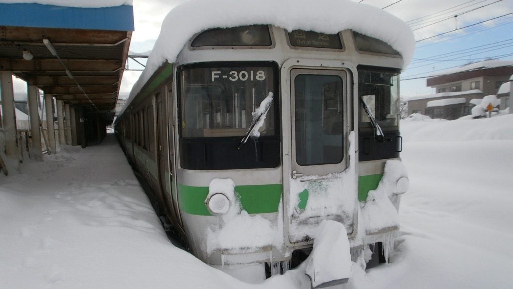 札幌24小时降雪创纪录 电车停驶巴士站大排长龙
