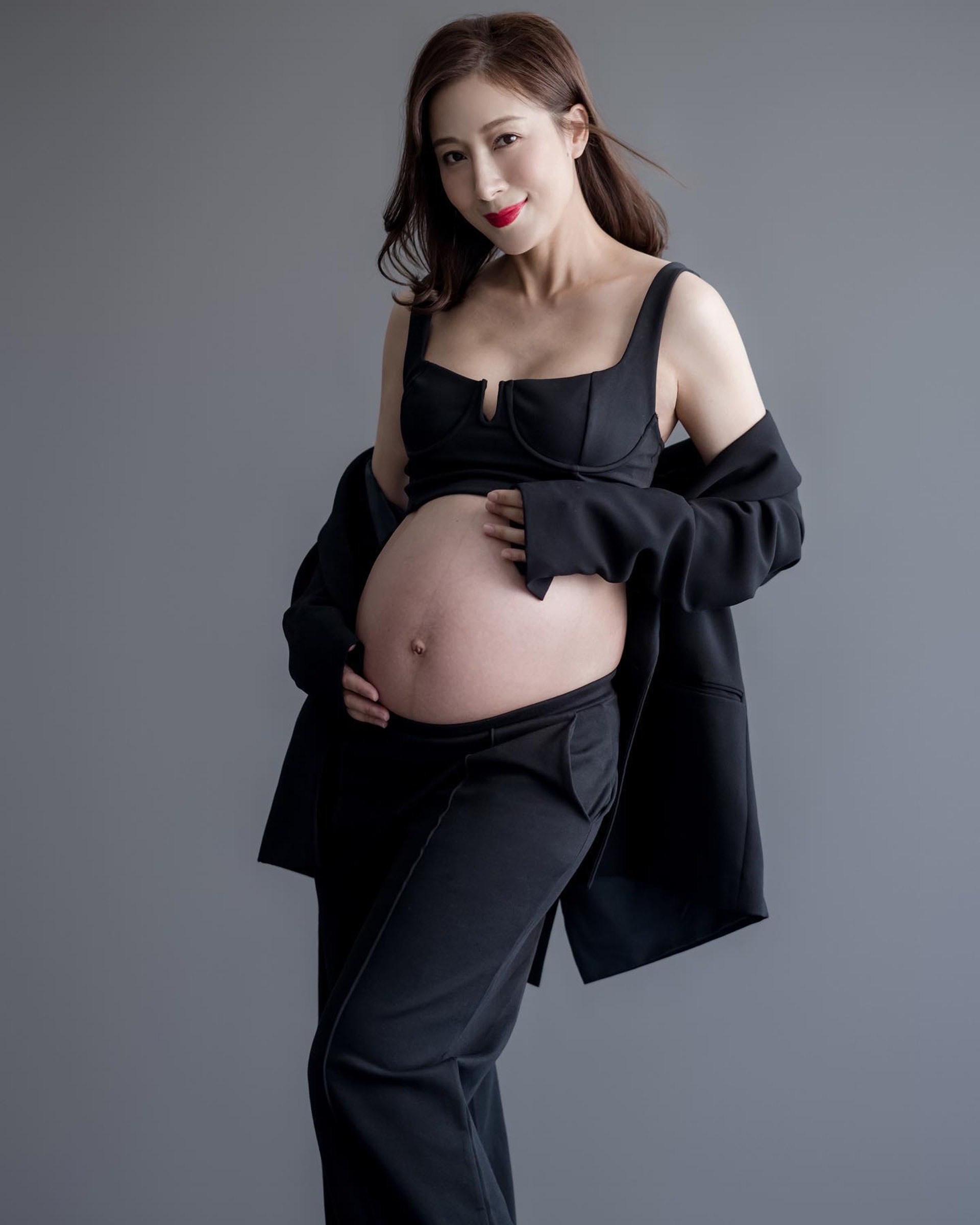 杨茜尧首度公开第二胎孕照　全黑性感上阵