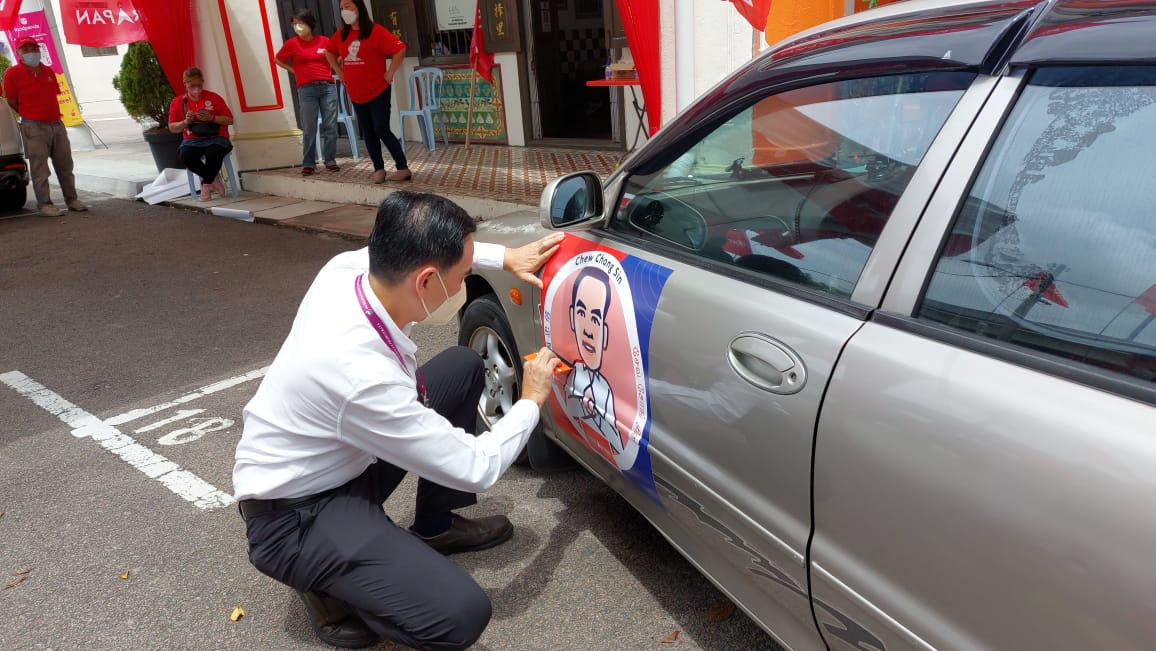 柔：新闻：周忠信21看板列举政绩 汽车贴纸供支持者免费张贴