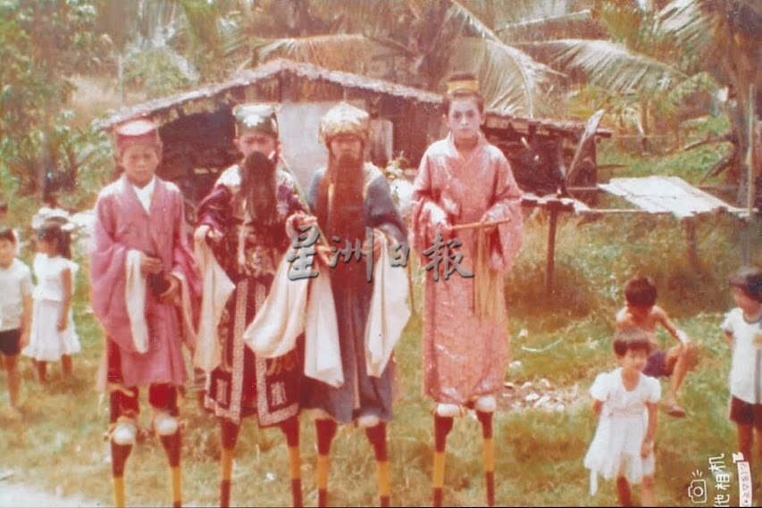 峇石文丁青龙宫少年高跷队，八十年代声名远播