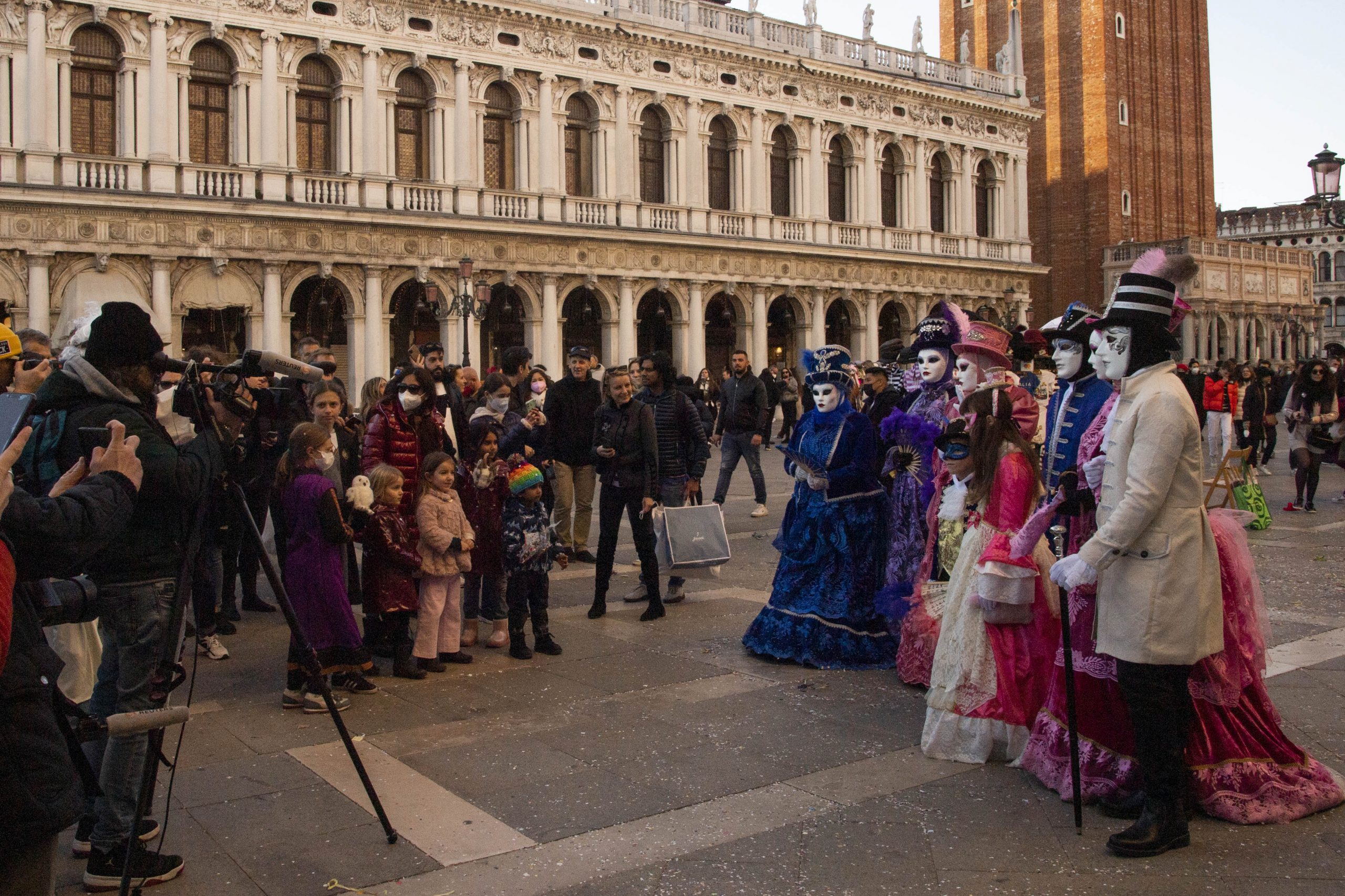 疫情下的威尼斯狂欢节 带面具着盛装赴街头舞会