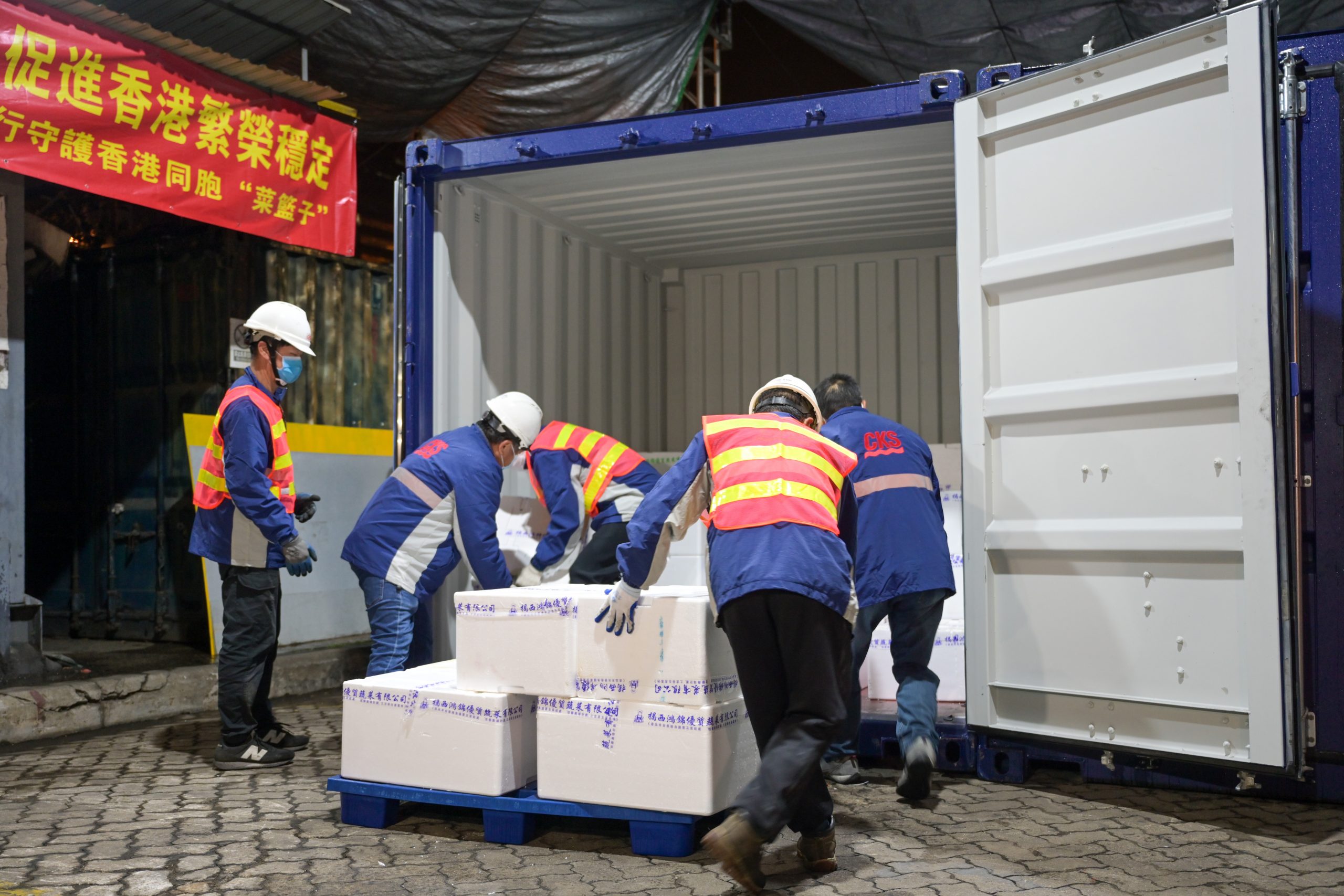 疫情阻陆路运输 首批中国蔬菜经水路抵香港 