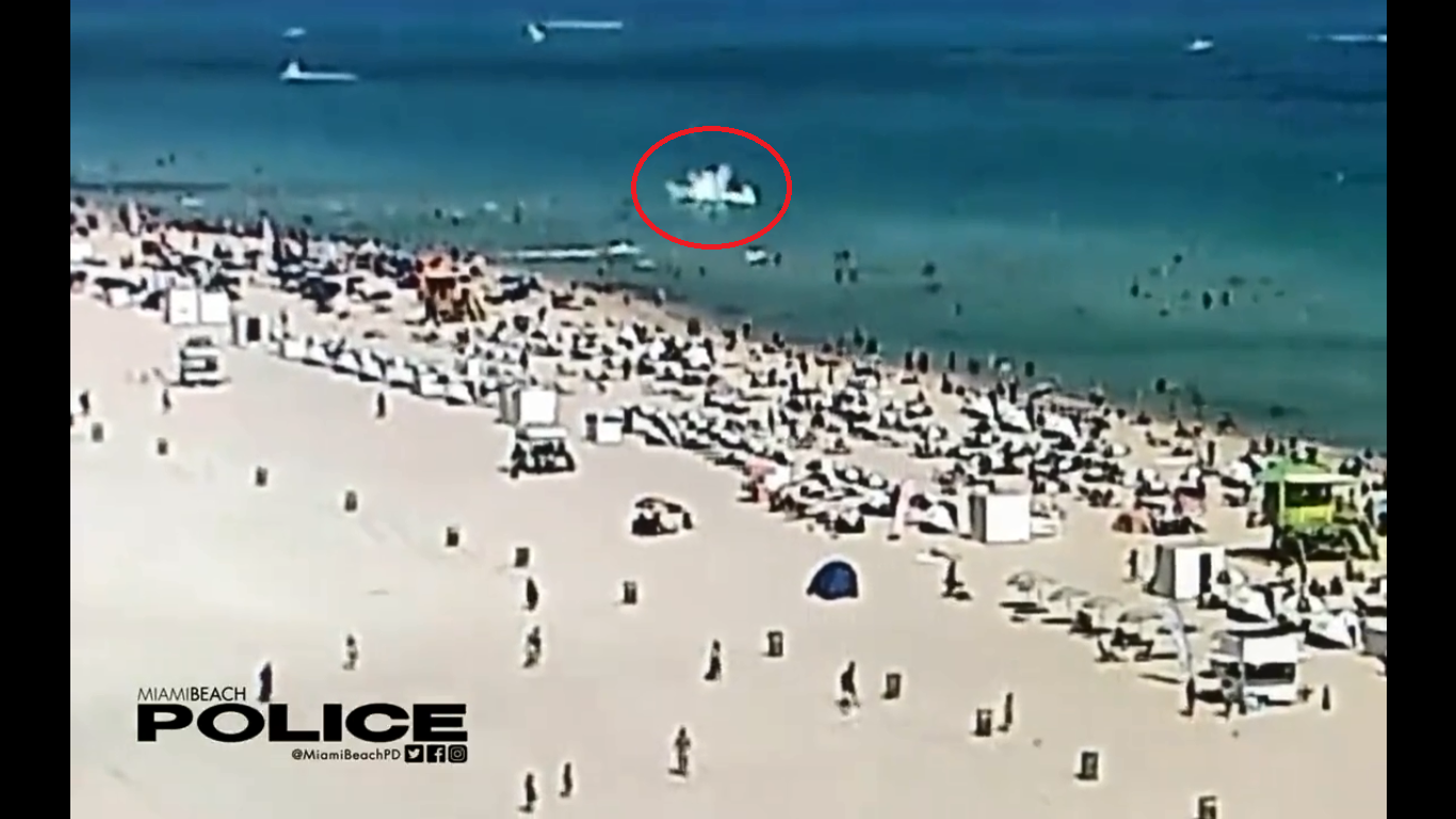 直昇机在迈阿密海滩咫尺之遥坠海 机上3人受伤