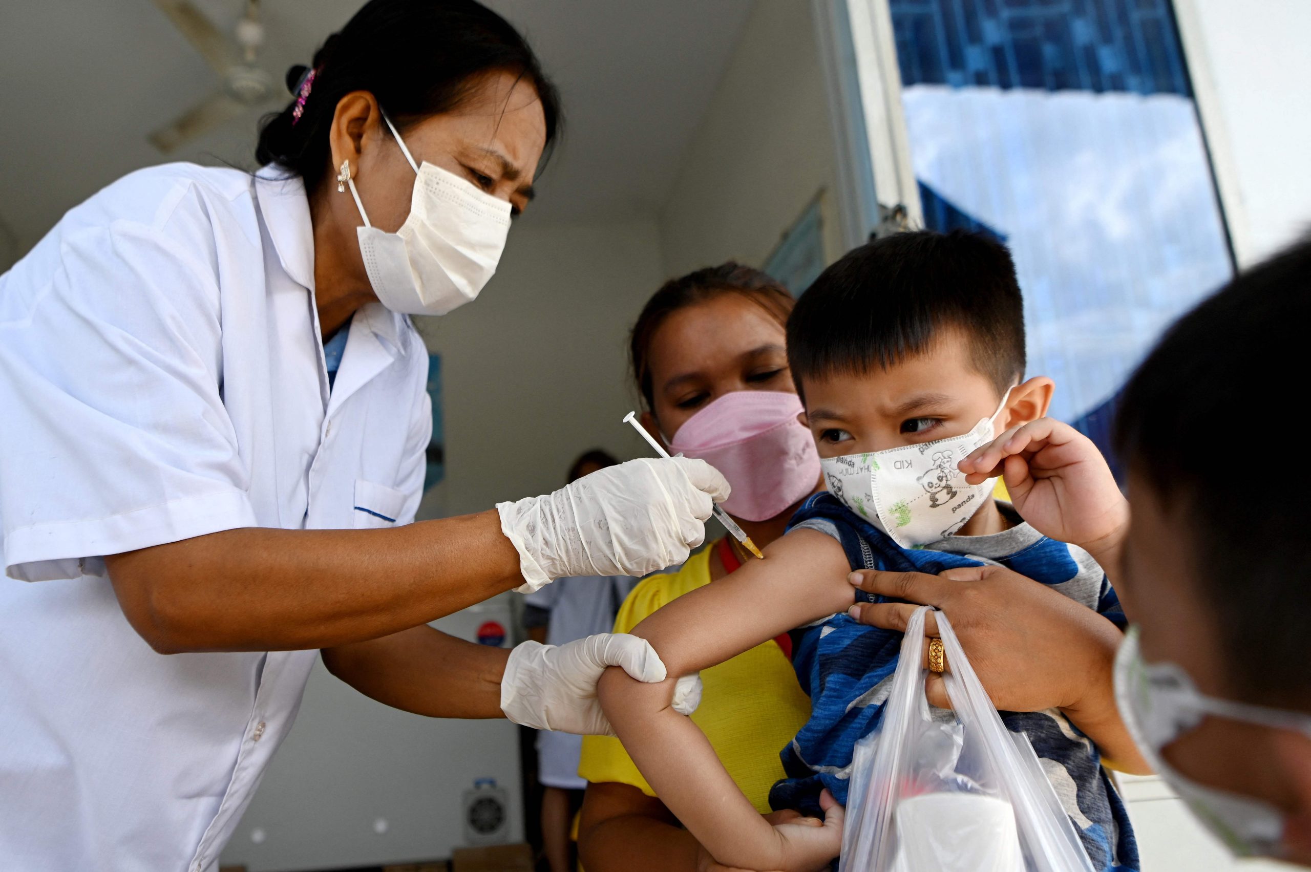 看世界  洪森6儿孙确诊 柬埔寨为3岁童接种