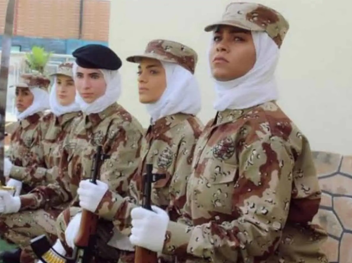 看世界  科威特允许女性参军作战 但不能佩枪