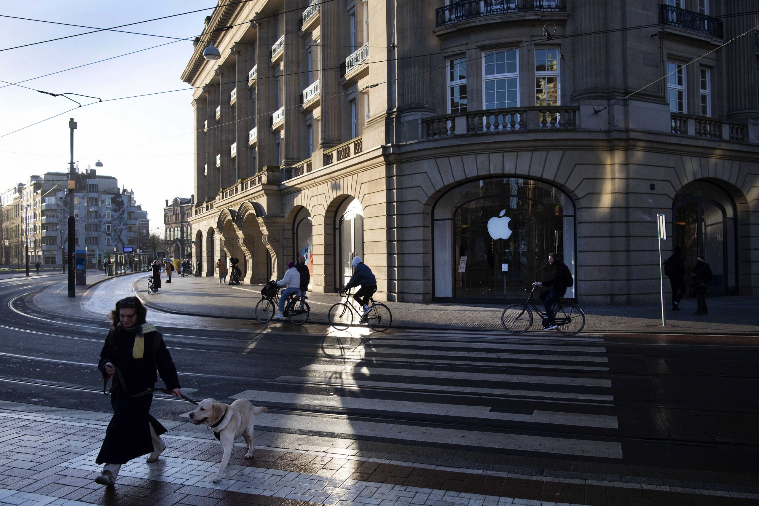 看世界    阿姆斯特丹苹果专卖店持枪掳人案 嫌犯伤重不治