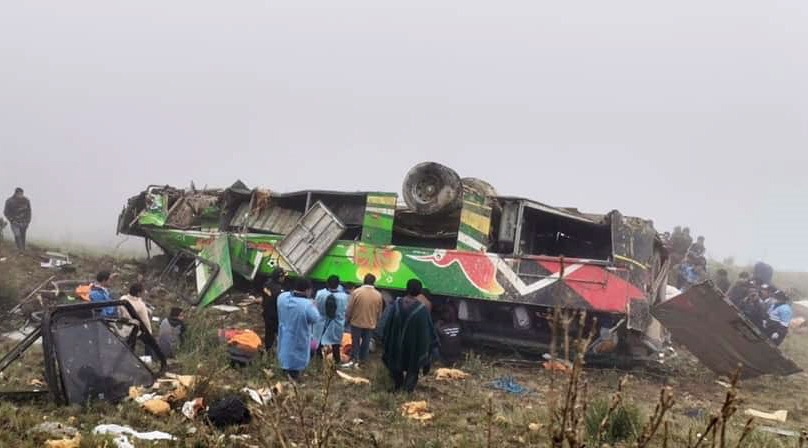 秘鲁北部一架巴士从悬崖坠落 至少20死33伤