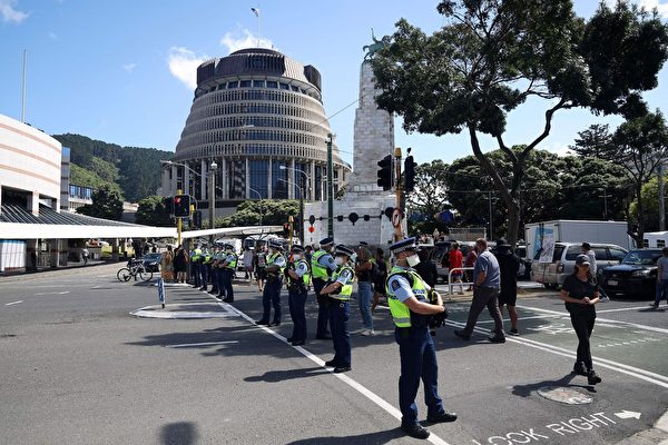 纽西兰警方：反疫苗示威者向执法者丢掷排泄物