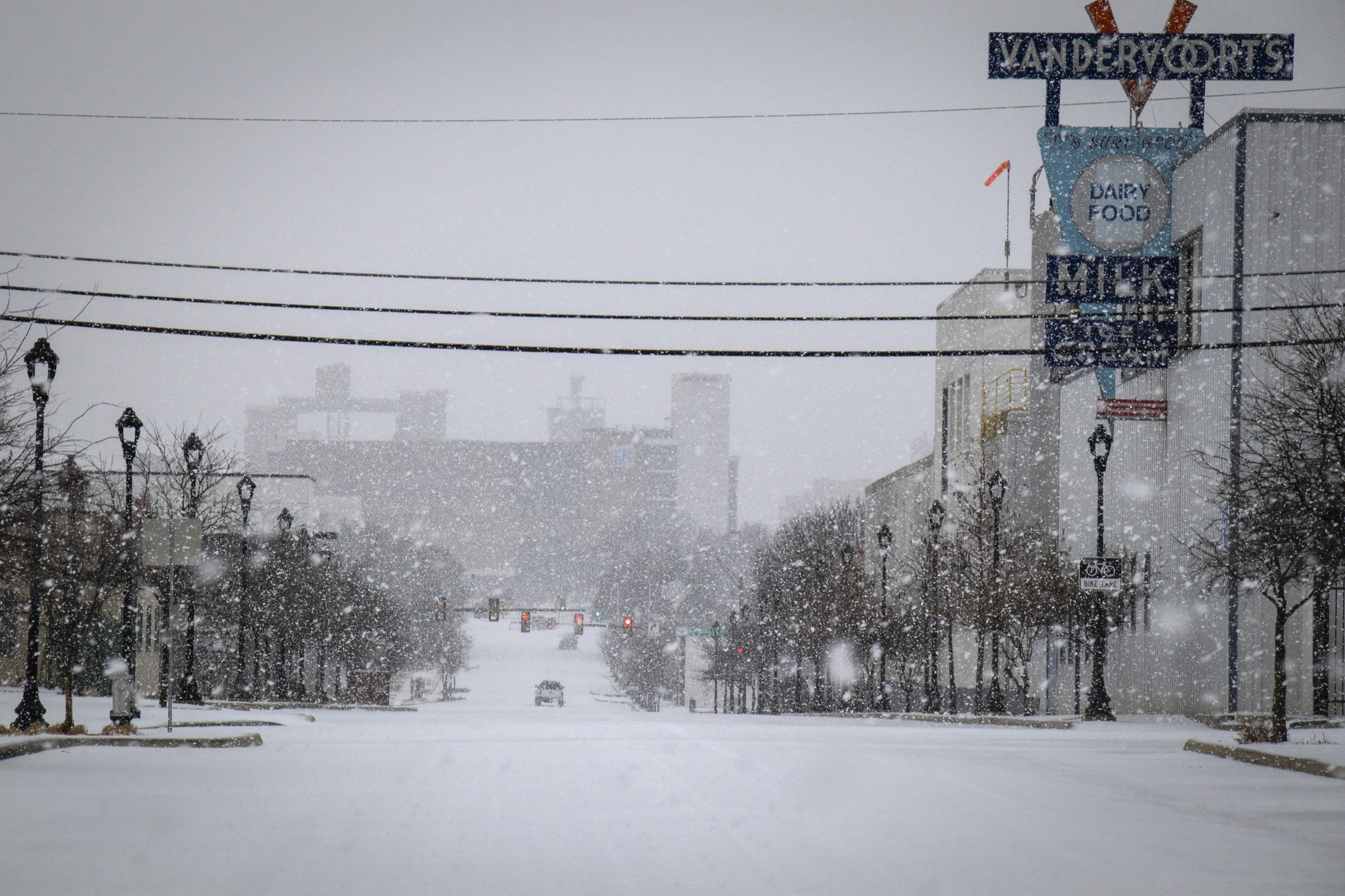 美国冬季风暴导致数十万人断电
