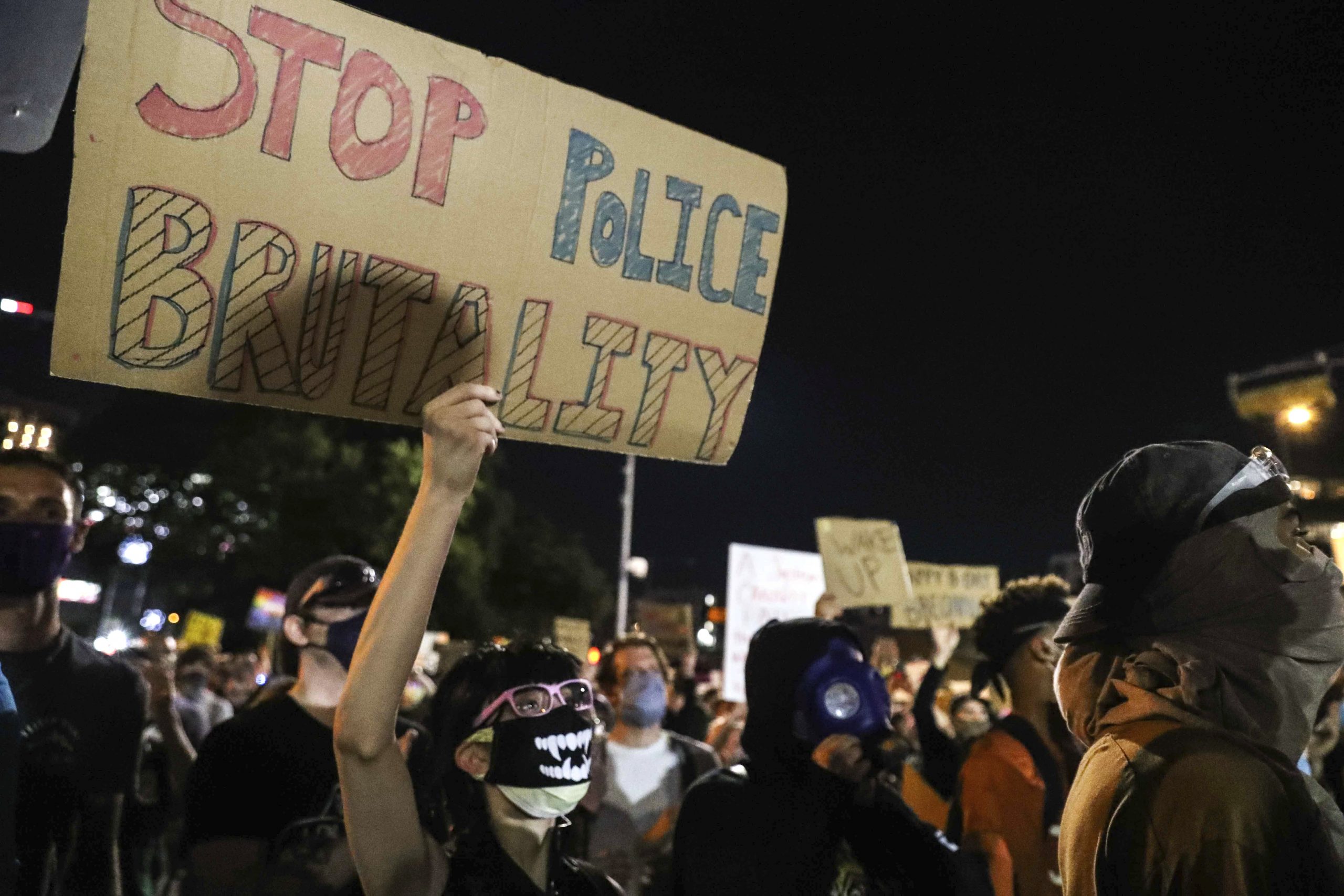 美国／得州19名警察被控对2020年抗议活动参与者实施暴力行为 