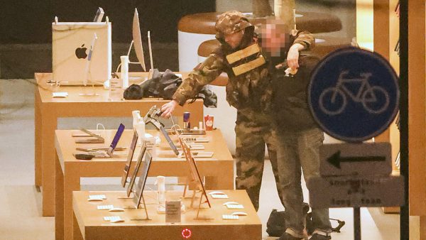 荷兰苹果商店挟持人质事件落幕 未有人质受伤