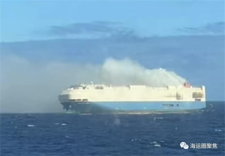 葡萄牙／载数千量豪华车 货船大西洋失火 22名船员已获救！