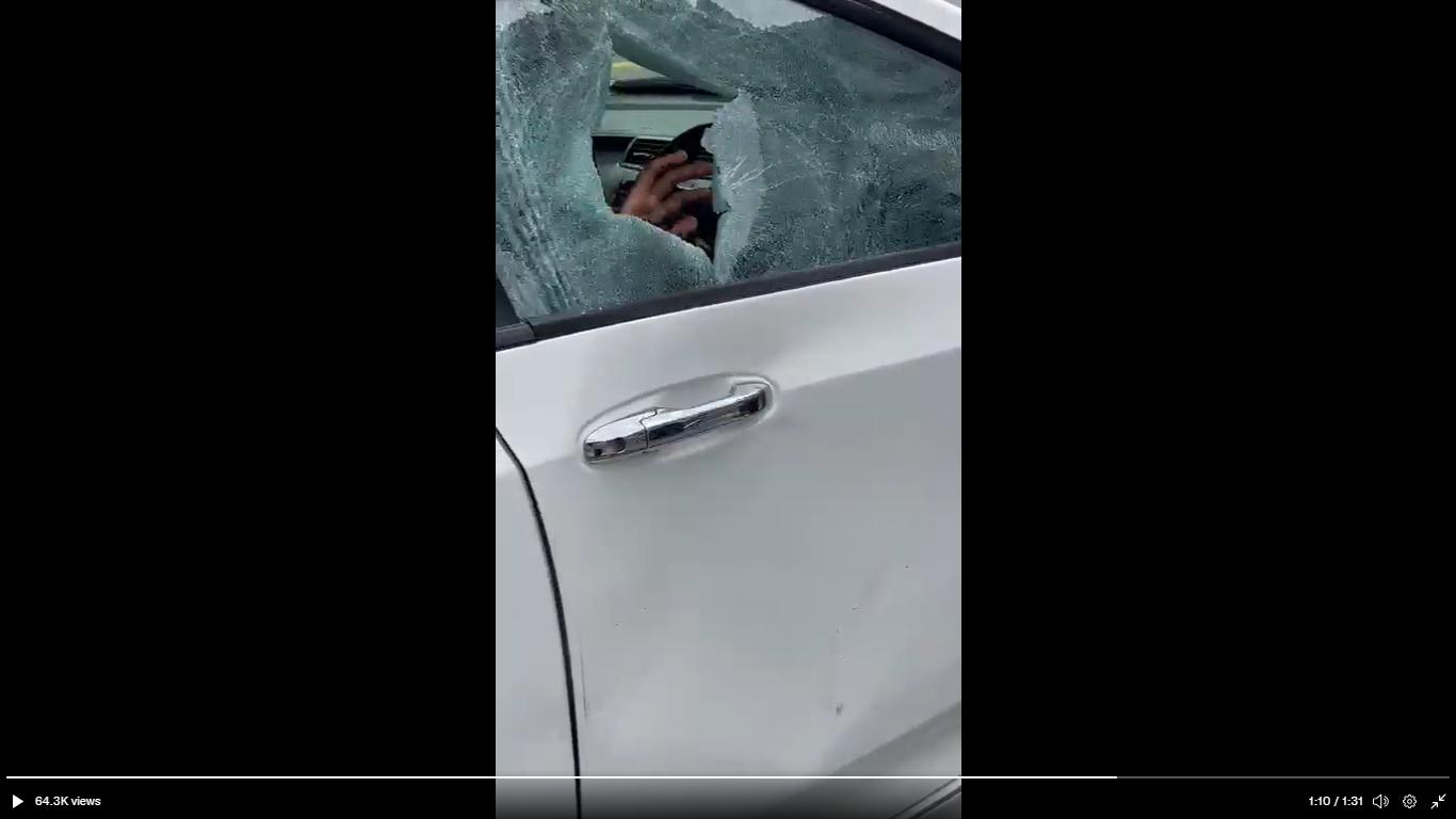 视频|偷车女匪飞车撞交通灯前车子 民众石头砸窗拦截