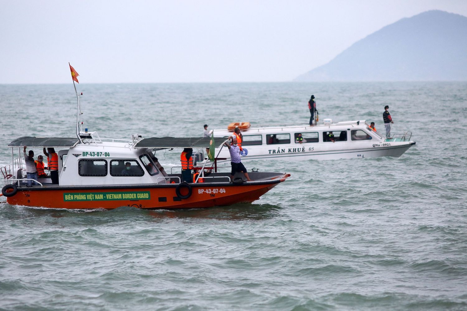 越南／受恶劣天气及巨浪影响　观光船沉没最少13死