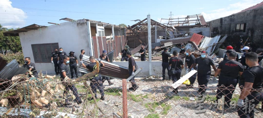 霹：／警方调动联邦后备部队队员与普通行动部队队员协助风灾灾民清理房屋