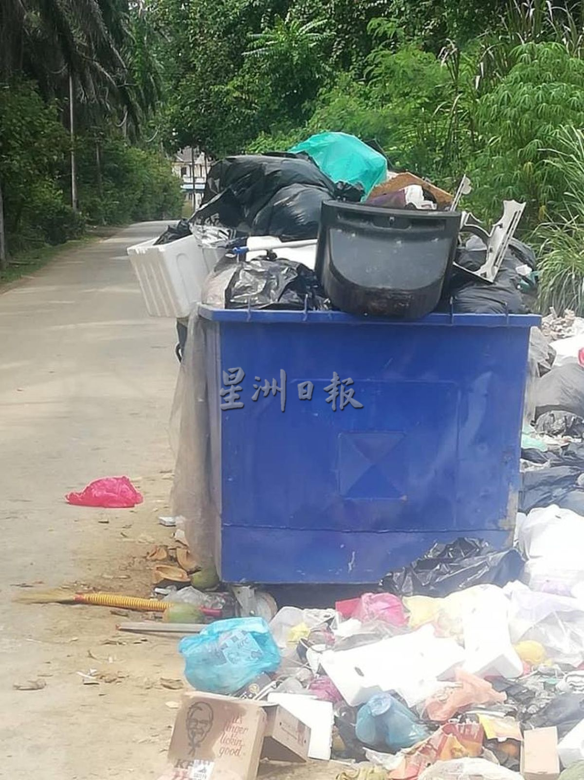 （古城封面主文）合法垃圾槽成“非法垃圾场”，村民困扰又生气