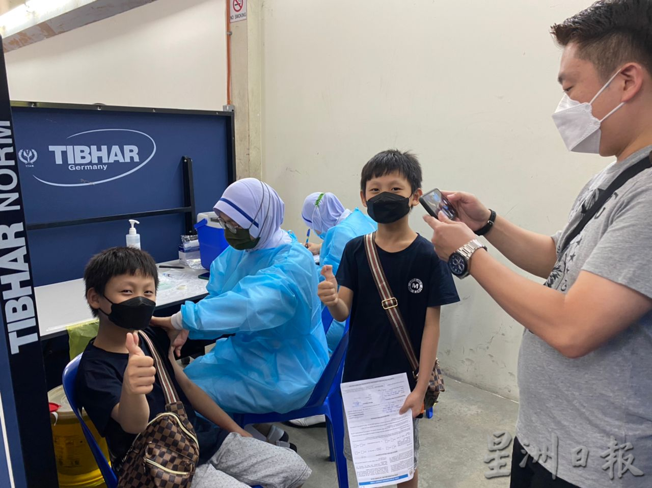（大北马）北海中华二校校园设疫苗接种中心，学生有家长、老师及同学相伴，减少了恐惧感。