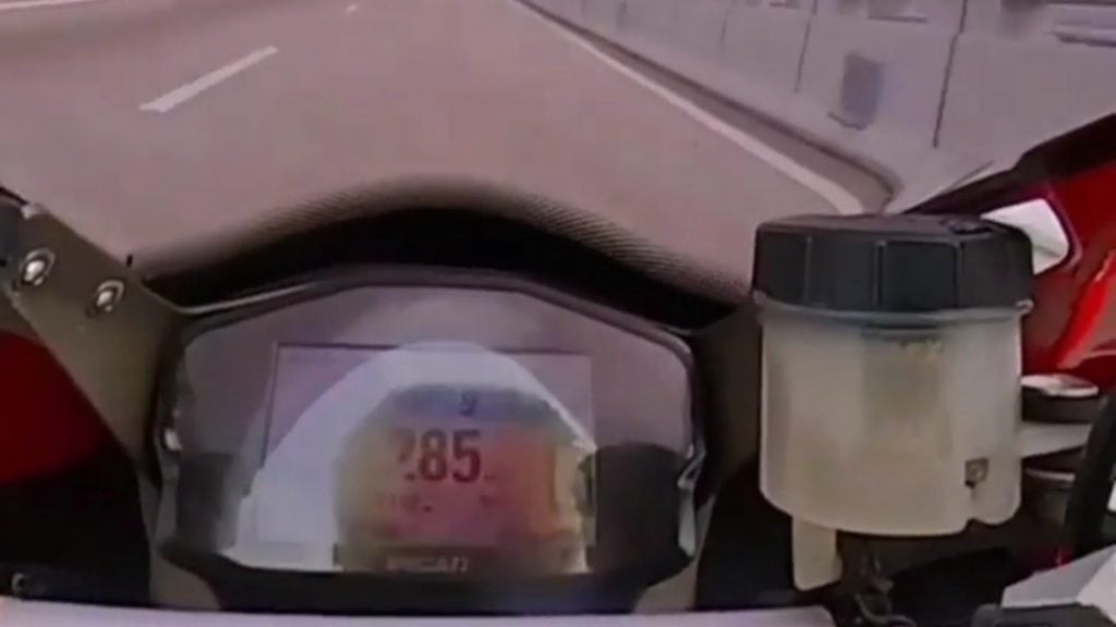 重机骑士队拍视频炫耀 槟城第二大桥飙时速285公里