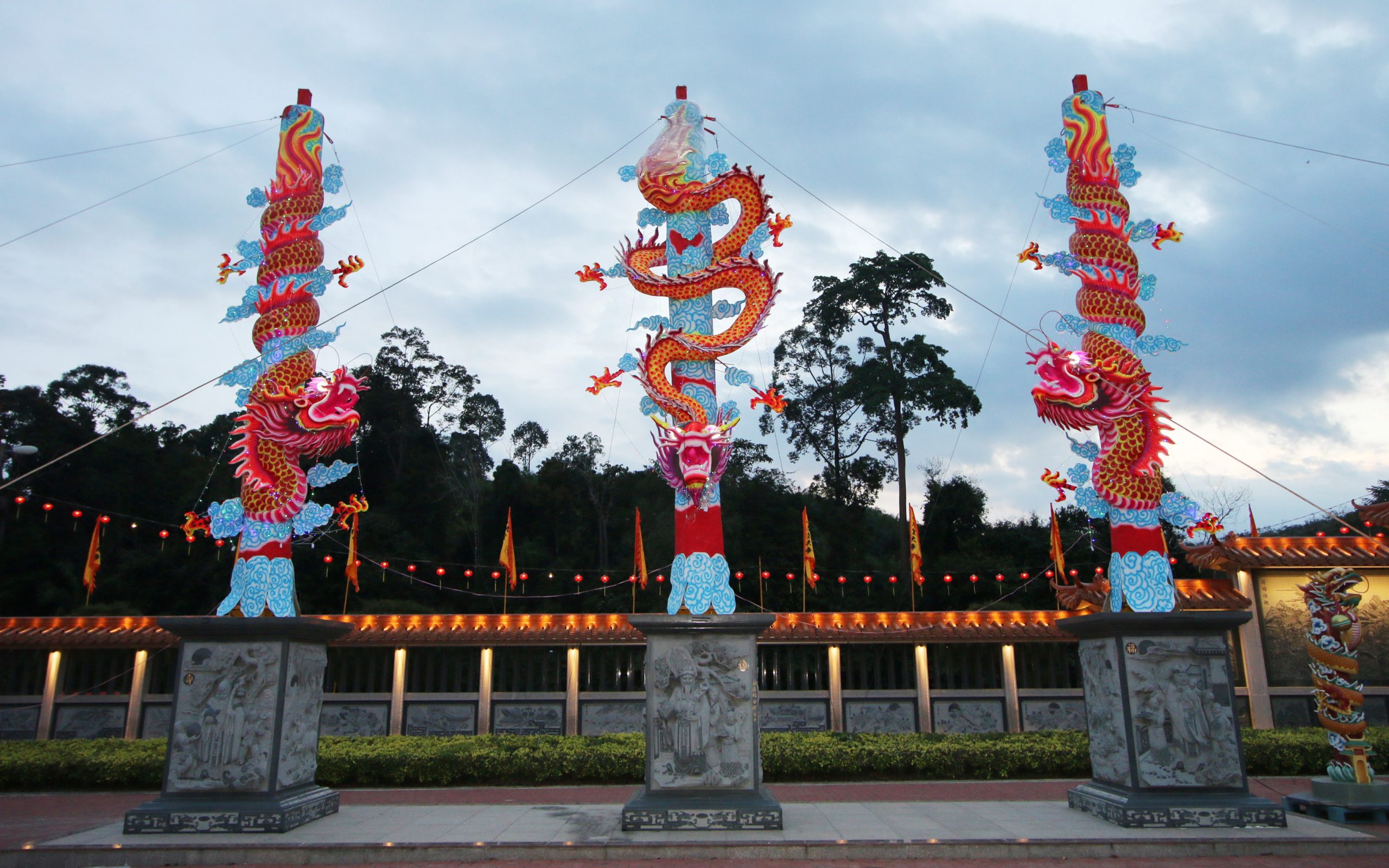 NS庇朥/ 庇朥西天宫复办新春花灯节活动，吸引全国各地善信前来欣赏花灯。