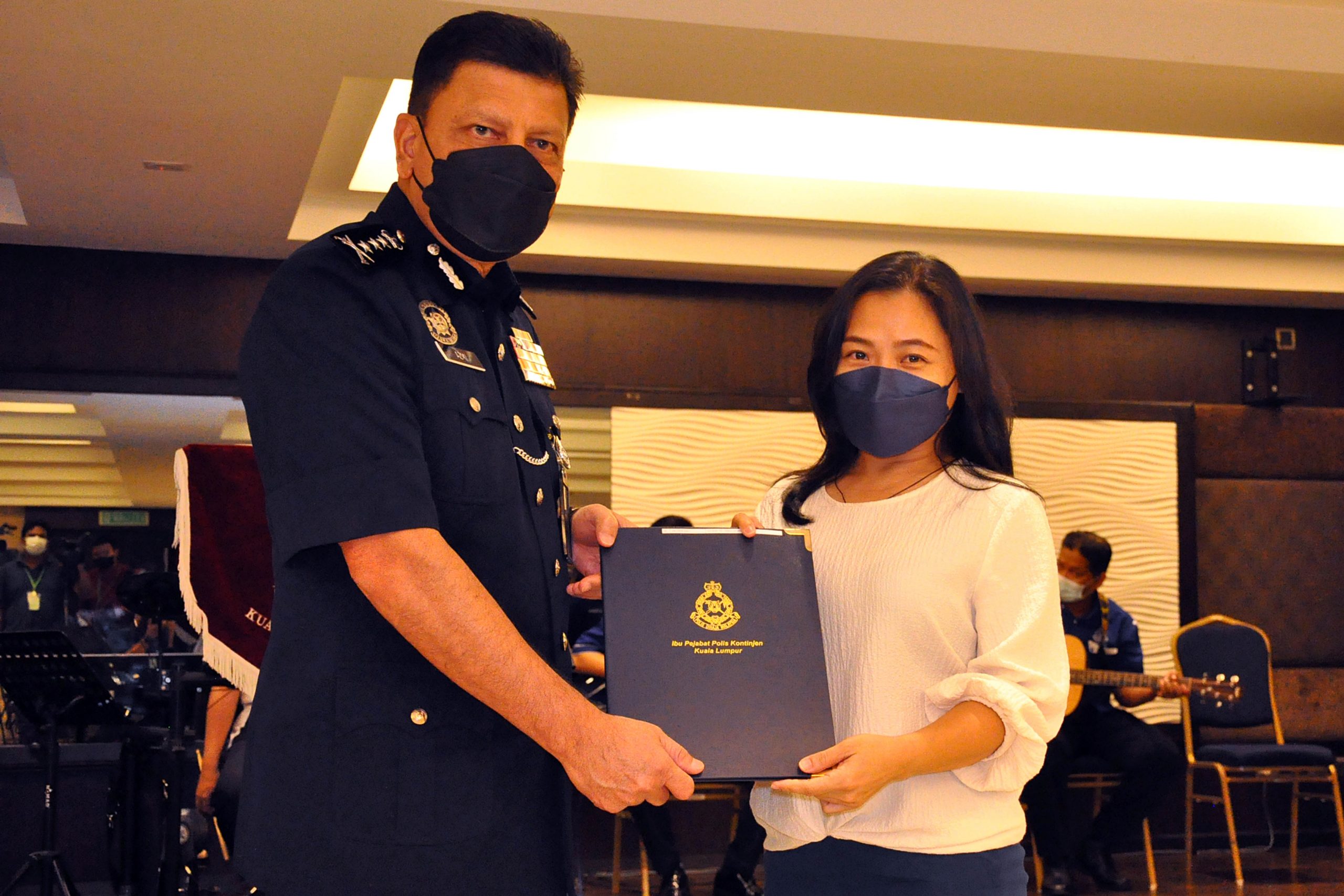 215届警察日|吉隆坡警察总部感谢媒体·社会组2名记者领感谢状