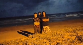 2友沙滩合照拍出3人  “无影的第三人是谁？”
