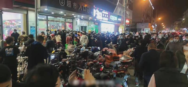 上海浦东居民连夜囤菜为分区封控做准备　　有人抢菜大打出手