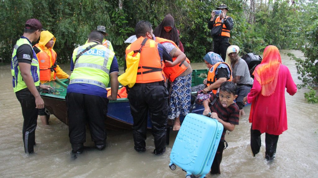 甘榜德乐昔灾情严重     河水泛滥 百户疏散