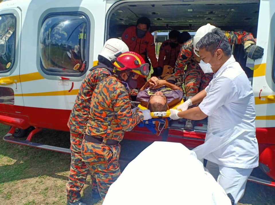 东：消拯局出动直升机拯救登大汉山摔断腿陷困男子。
