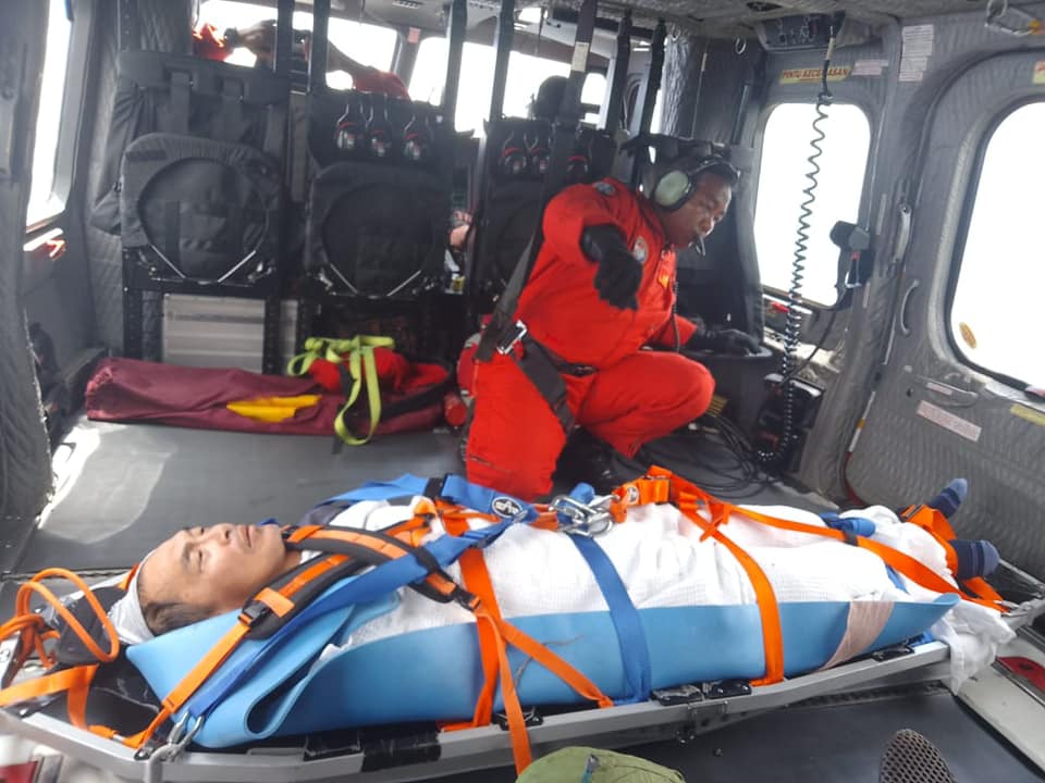东：消拯局出动直升机拯救登大汉山摔断腿陷困男子。