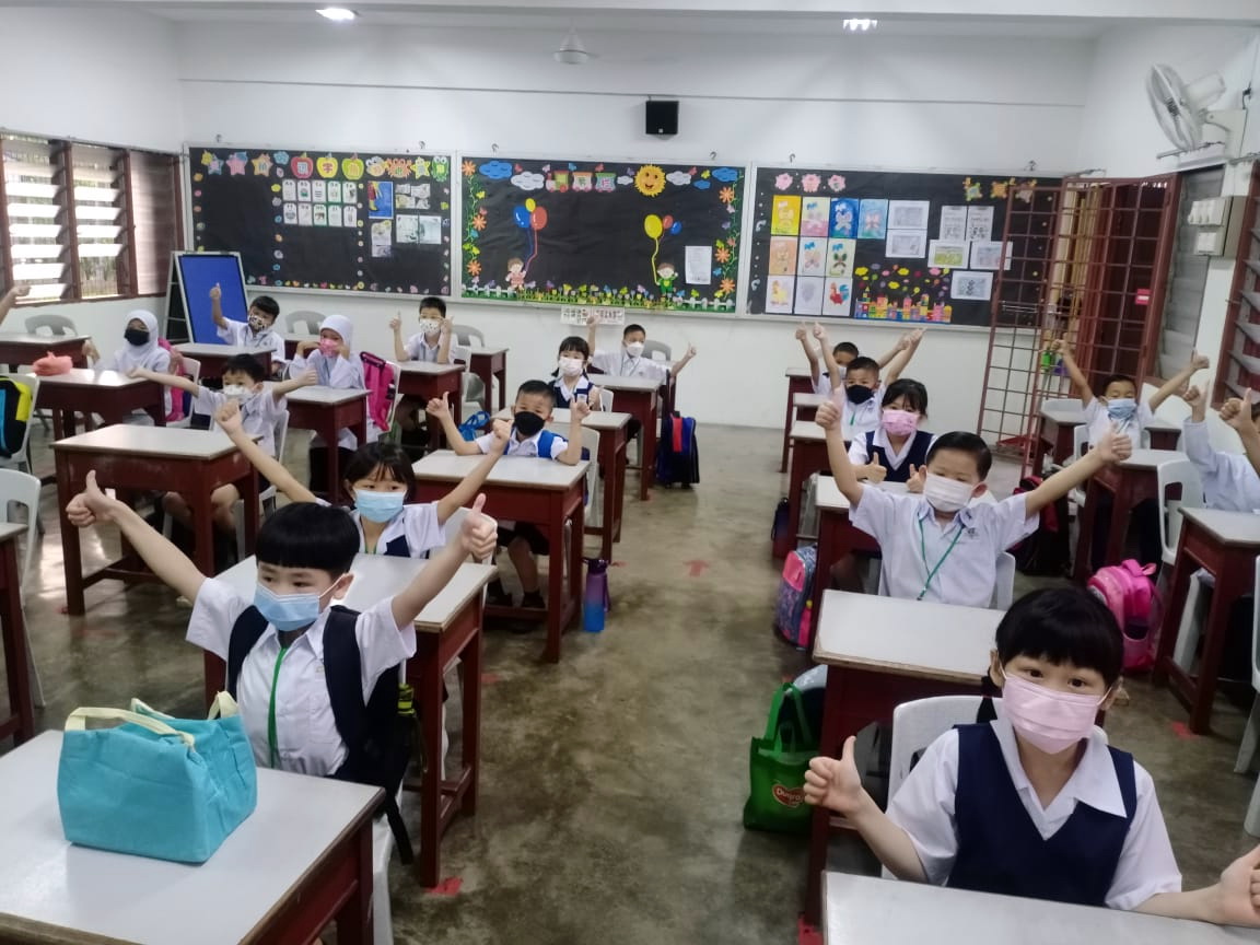 东：淡马鲁启智华小今早全面恢复上课，全校1至6年级共440名学生（不包括学前班）返校上课，出席率达85.3%。