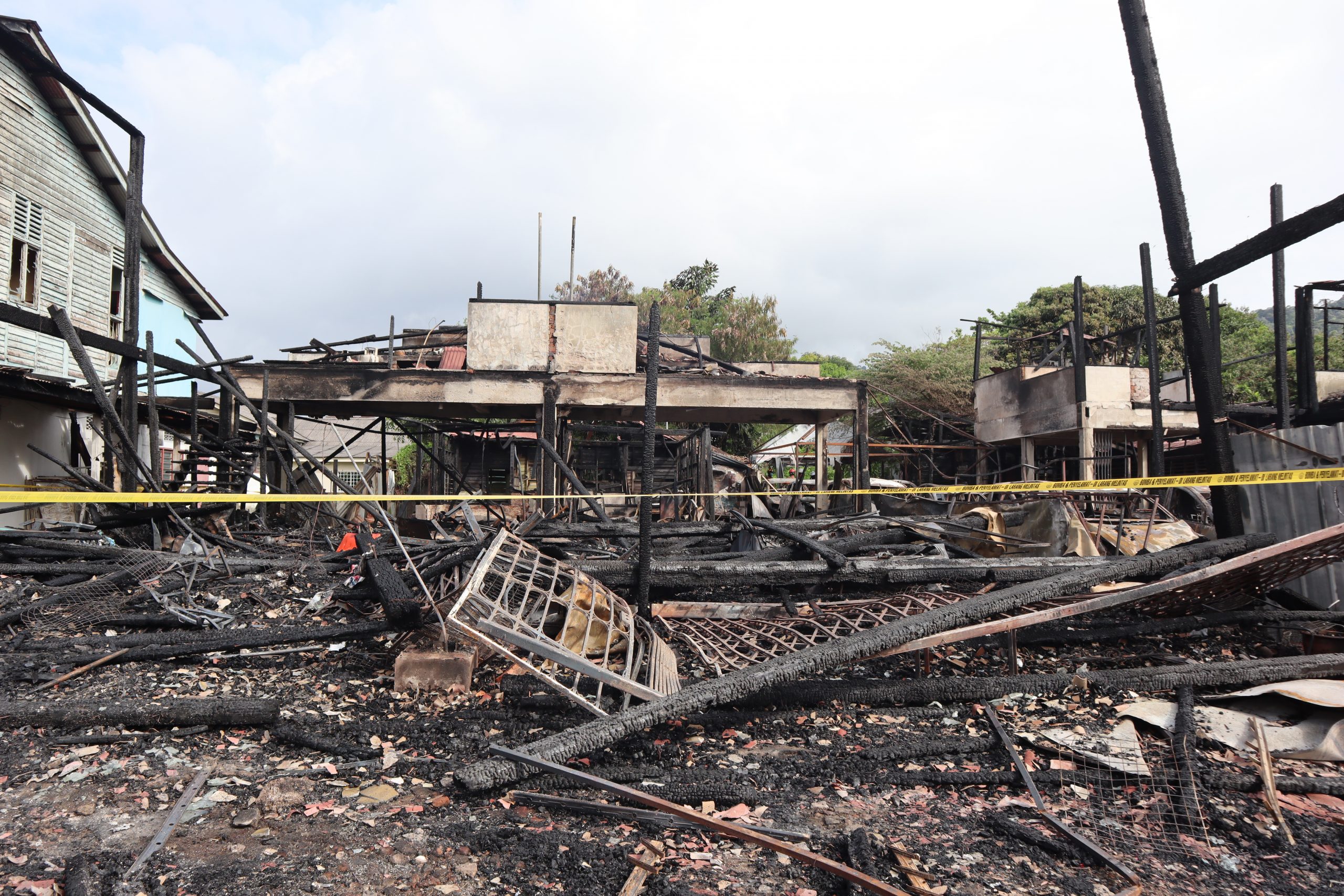 东：火魔午夜肆虐近6小时，5间木店屋遭烧成废墟，现场有25辆轿车遭烧毁，损失难以估计，业者感痛心无语。