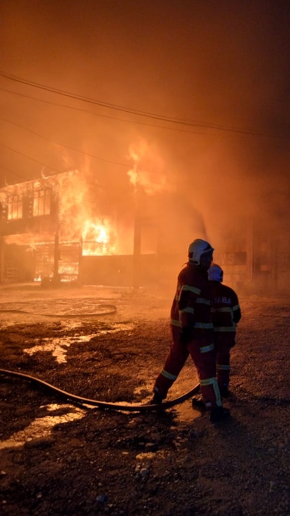 东：火魔午夜肆虐近6小时，5间木店屋遭烧成废墟，现场有25辆轿车遭烧毁，损失难以估计，业者感痛心无语。