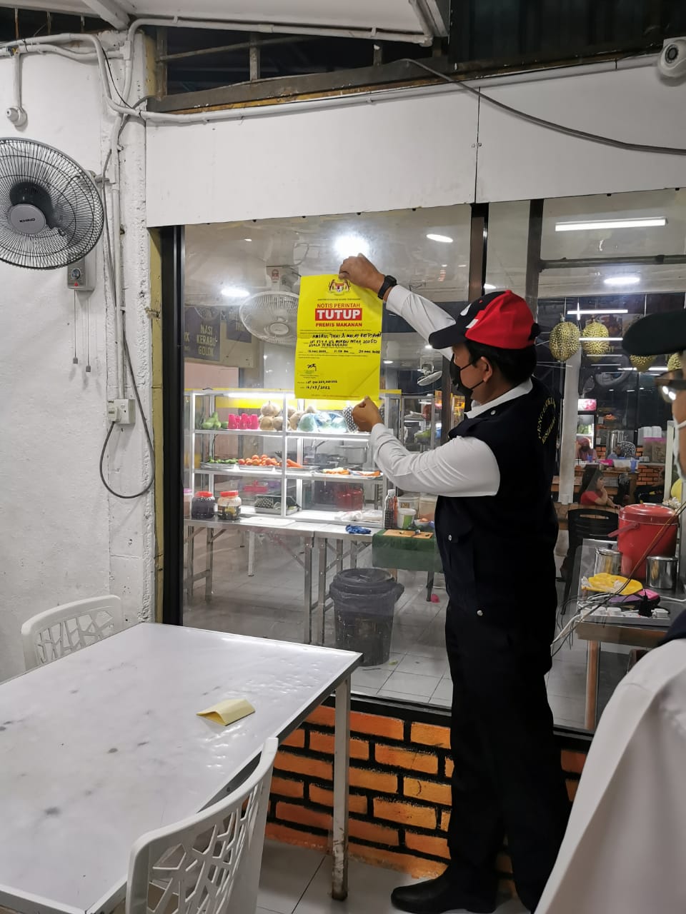 东：瓜登及瓜拉尼鲁斯10间食肆因卫生状况不达标，包括盛装食材的容器有老鼠啃咬的痕迹，被登州卫生局谕令暂时关闭进行整顿。