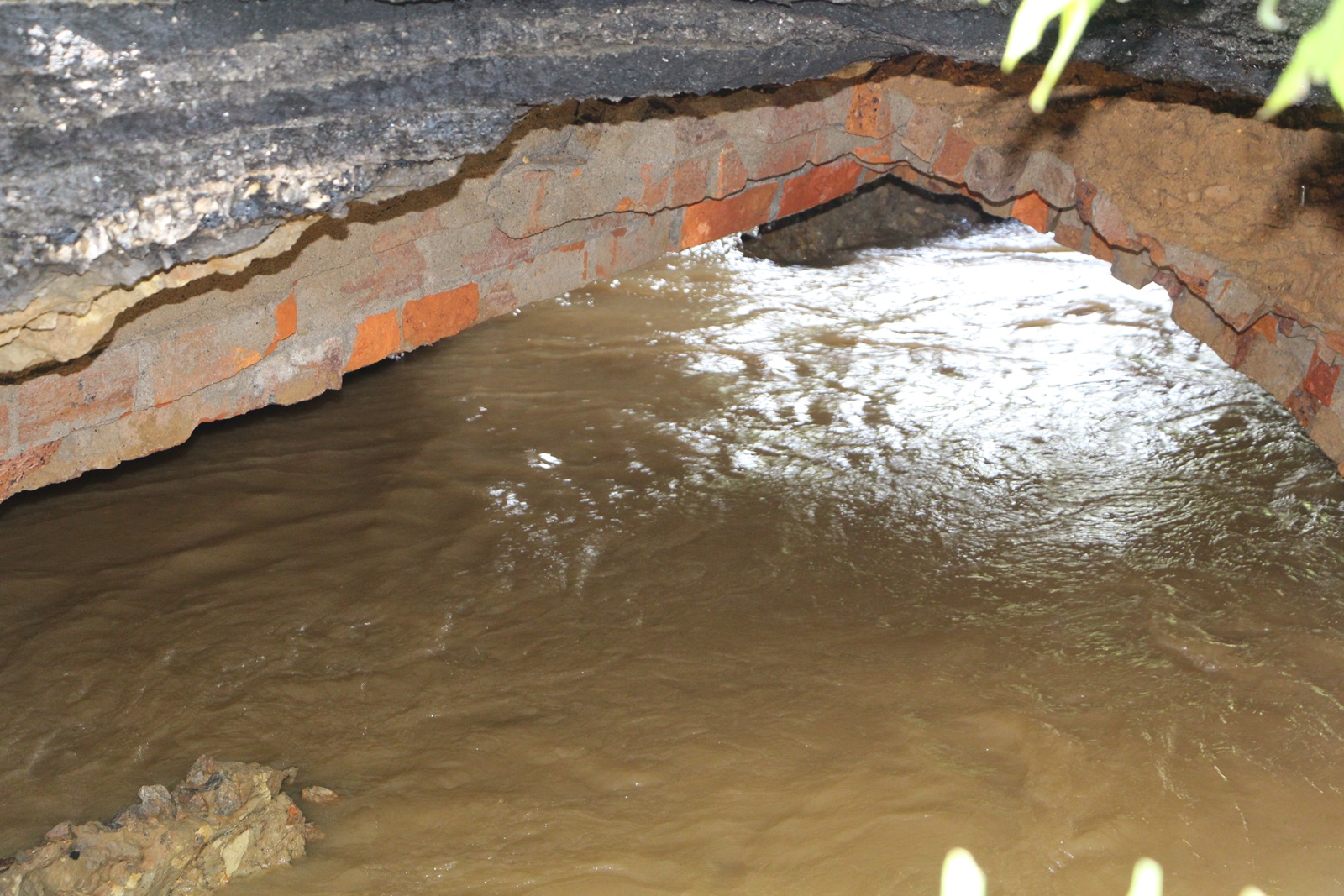 东：都赖新村不远的涵洞道路出现大洞，警方封锁禁止川行
