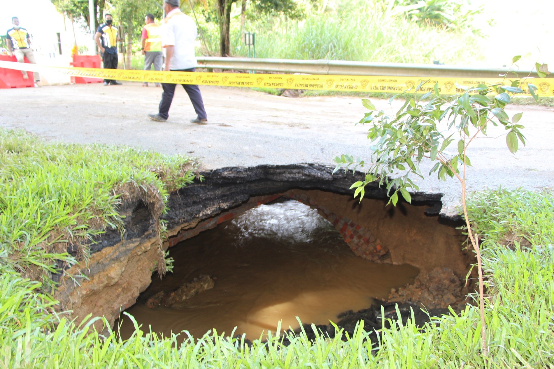 东：都赖新村不远的涵洞道路出现大洞，警方封锁禁止川行