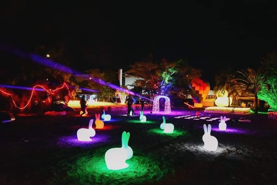 东：配合学校假期，哥市胡姬花公园入夜后举办灯会（PESTA LAMPU TAMAN ORKID），成为哥市新打卡胜地。