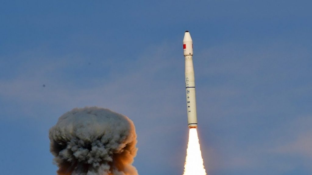 中国长征火箭成功发射 天平二号三颗卫星