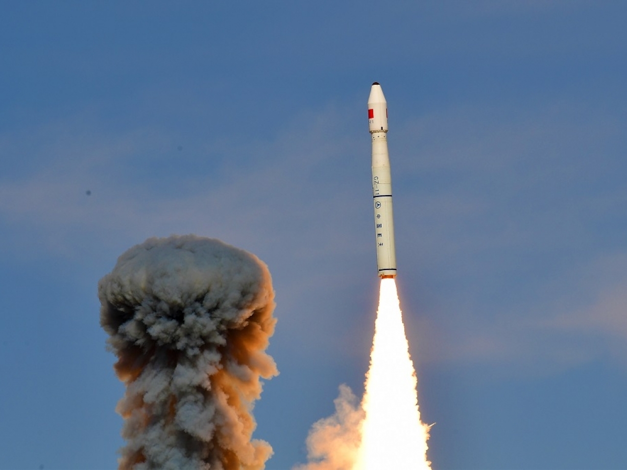 中国用长征火箭成功发射天平二号三颗卫星