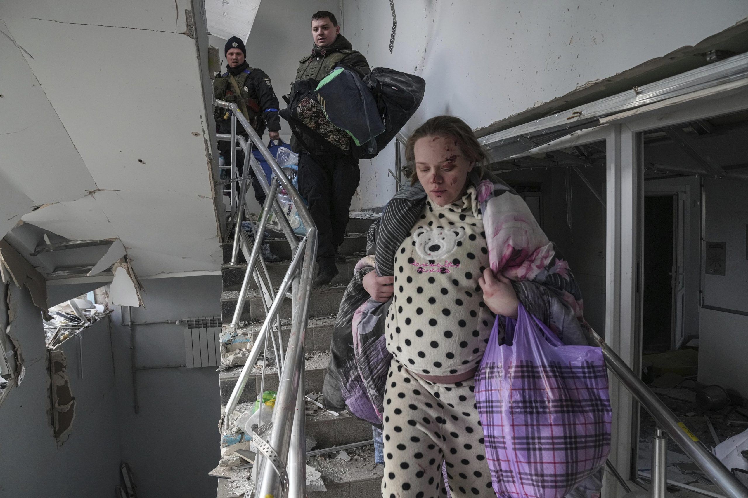 乌克兰／在马里乌波尔医院轰炸下幸存 孕妇战火中生产