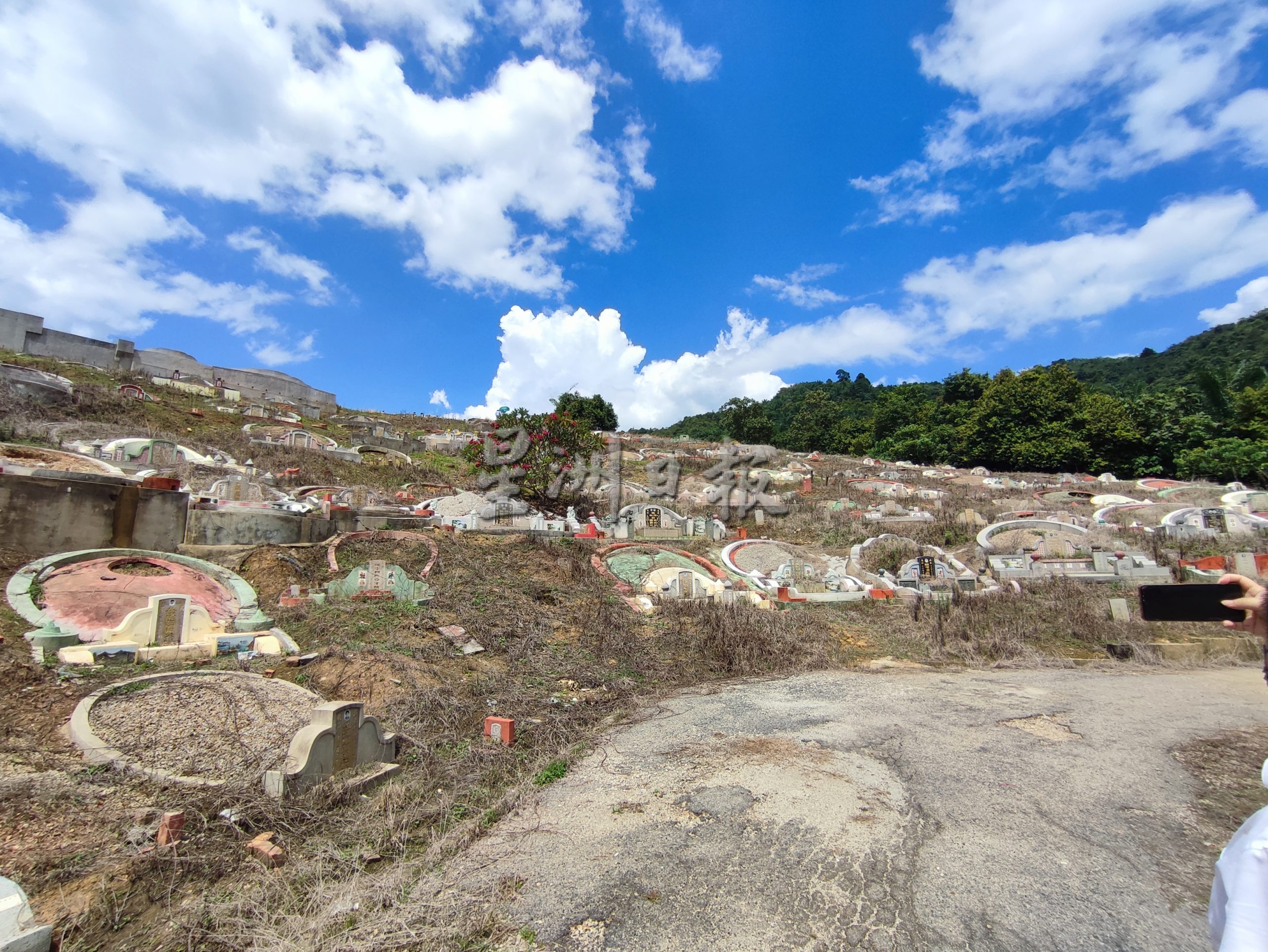 供星洲网：马口华团日莱路义山逾30个坟墓照片被破坏