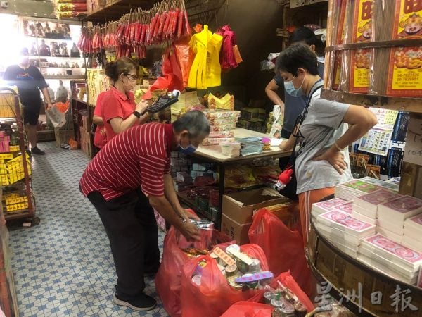 供fb：清明节未到，民众已购买纸扎准备拜祭