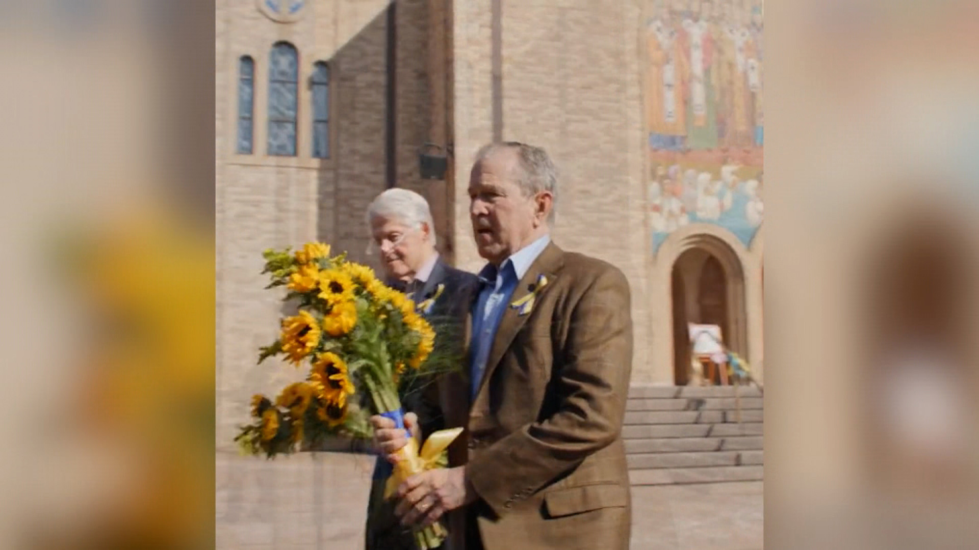 克林顿和小布什系黄蓝丝带 访乌克兰教堂展现支持