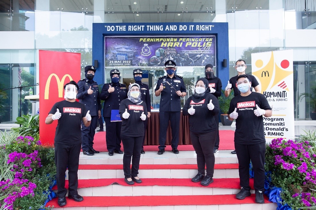 全国320家马来西亚麦当劳餐厅  配合第215届警察日慰劳警队