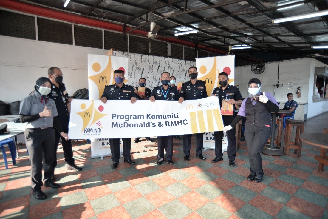 全国320家马来西亚麦当劳餐厅  配合第215届警察日慰劳警队