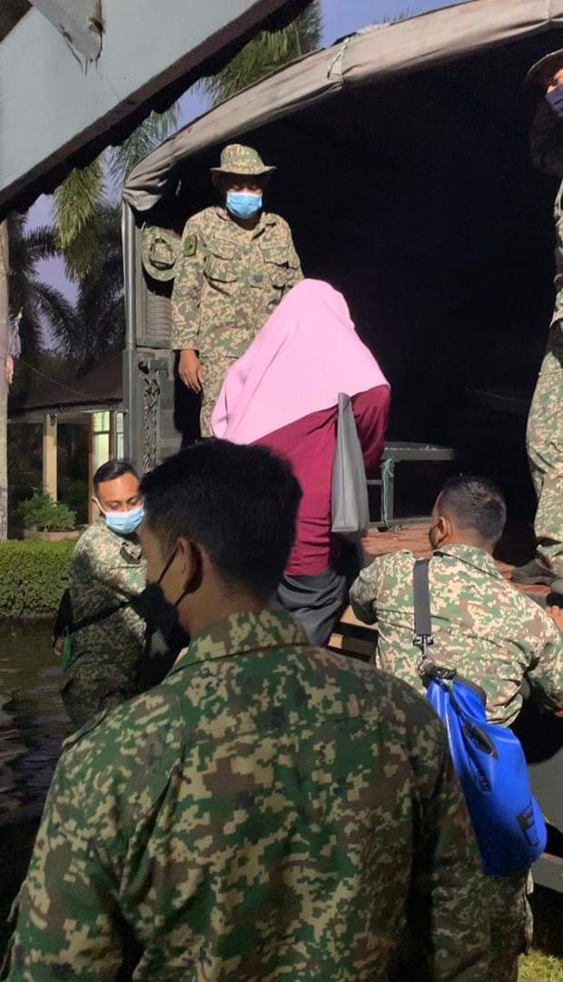 全国／路段淹水，国防部出动2辆军用罗里载送巴西马斯里羌邦国中的考生进入考场。