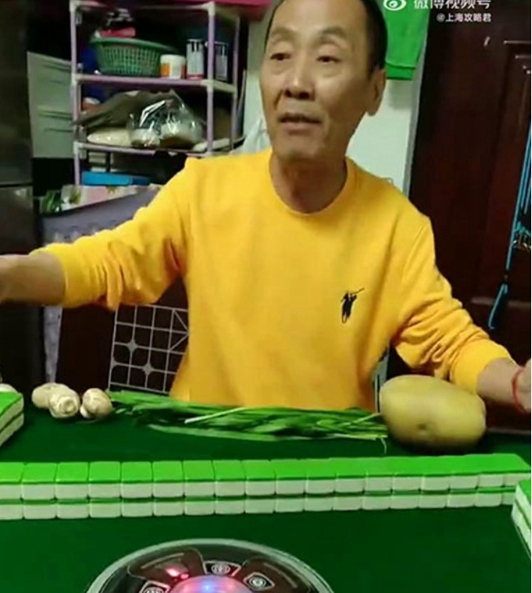 关在家太无聊！网传上海大叔在家打牌“蔬菜当筹码”网友笑：家蔬抵万金　