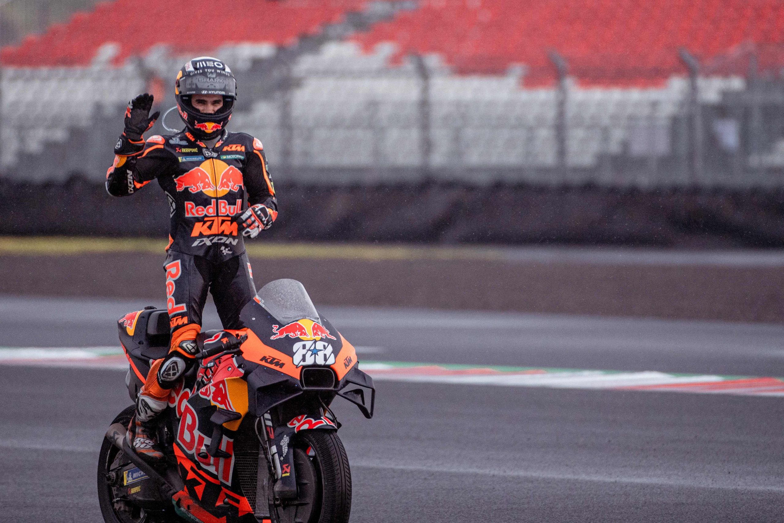 印尼近25年MotoGP首战  奥利维拉雨中封王