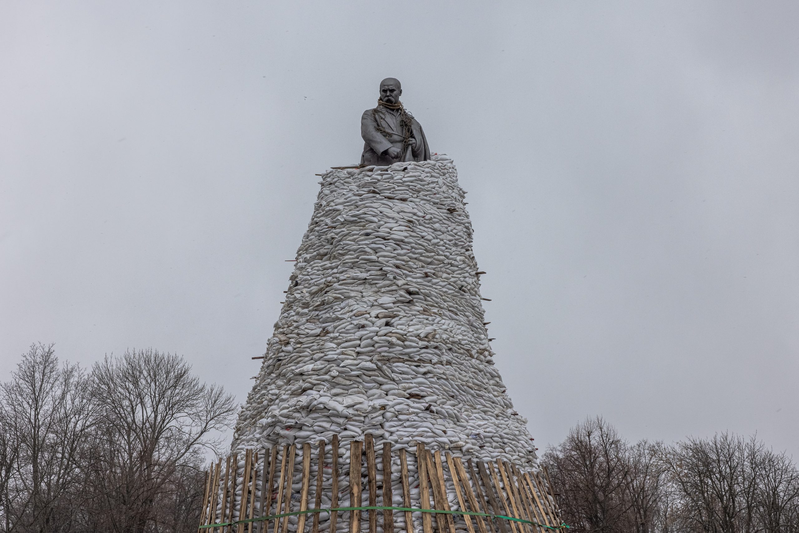 图与文  民族精神永不灭 乌克兰第二大城民众“堆沙包护雕像”