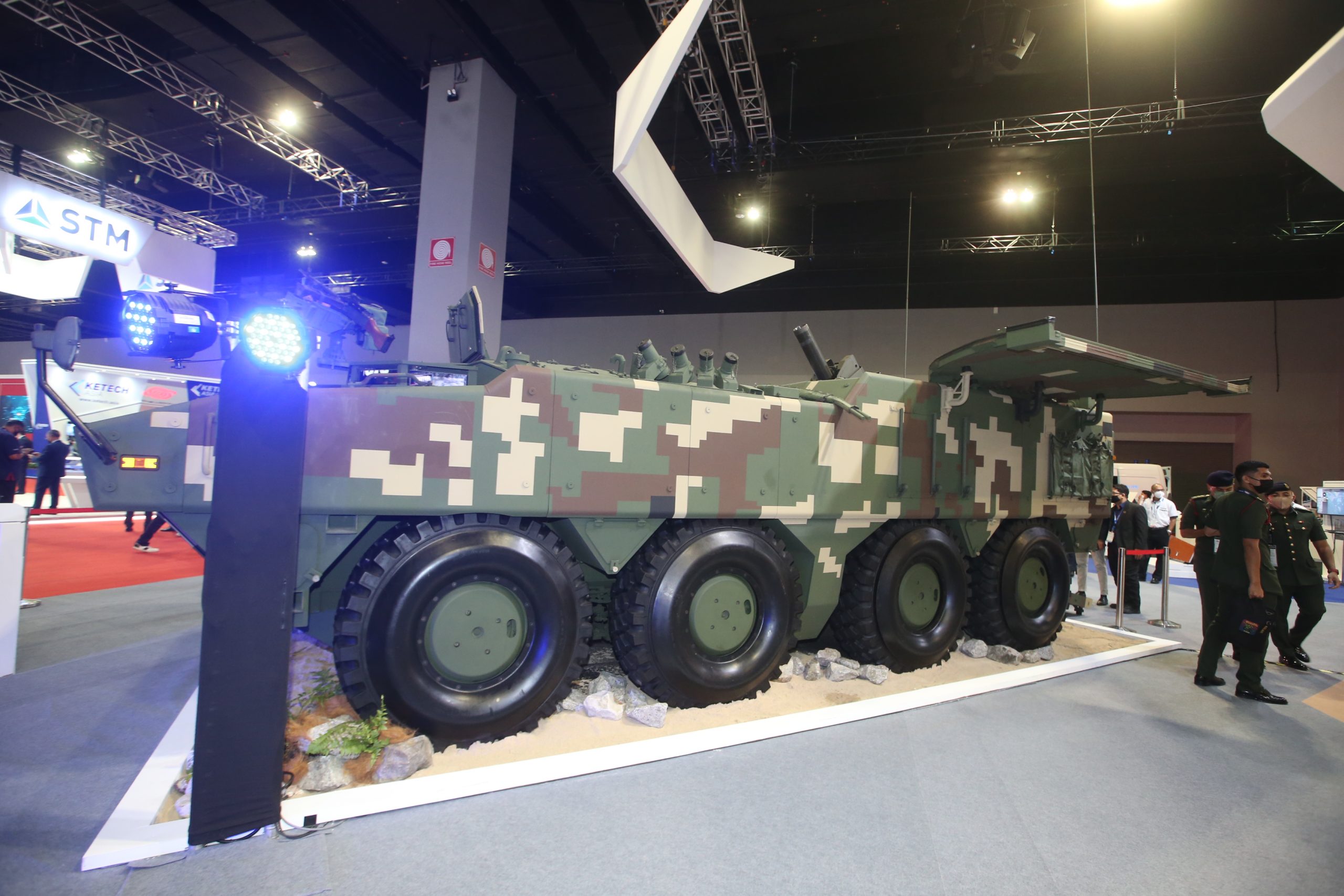 图：DefTech展出的AV8 “雷霆”（Gempita）装甲车。（黄安健摄）schc220328w036