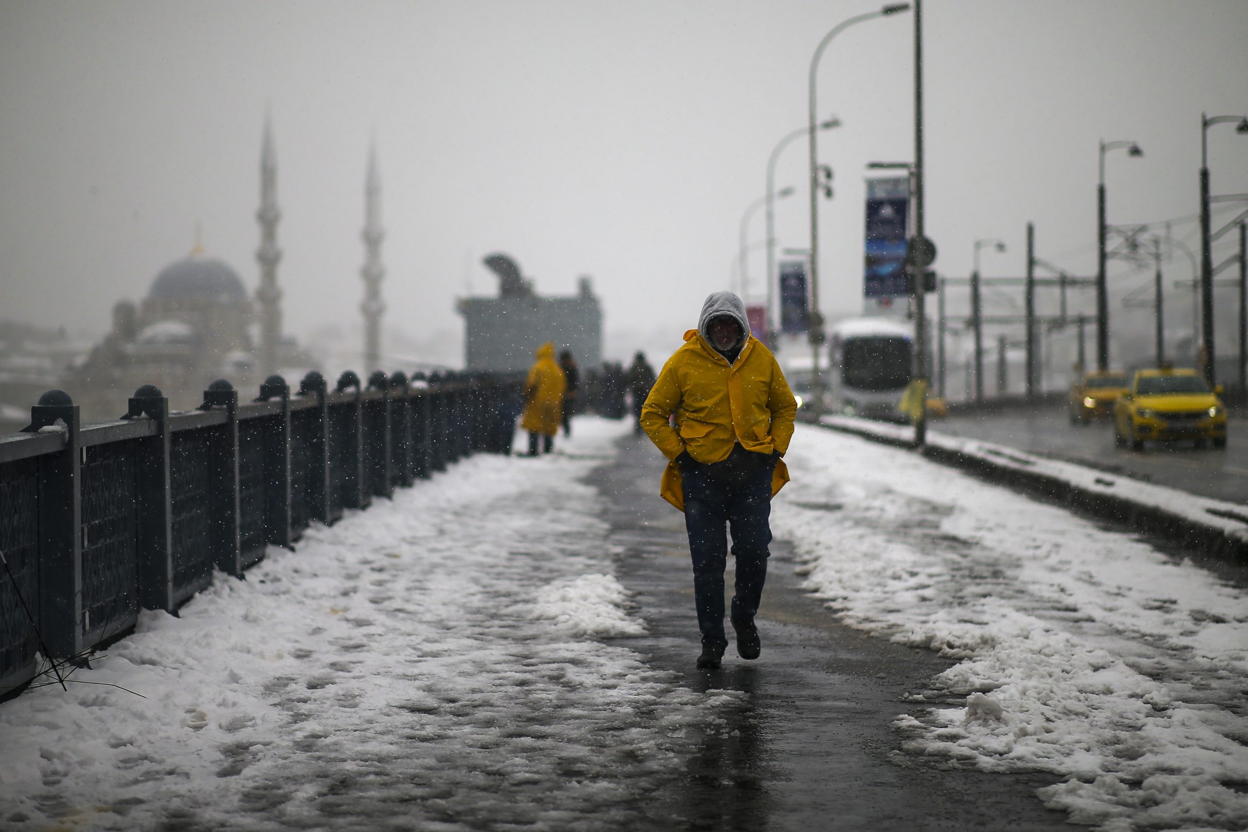 土耳其／最大城市强降雪严重影响交通 